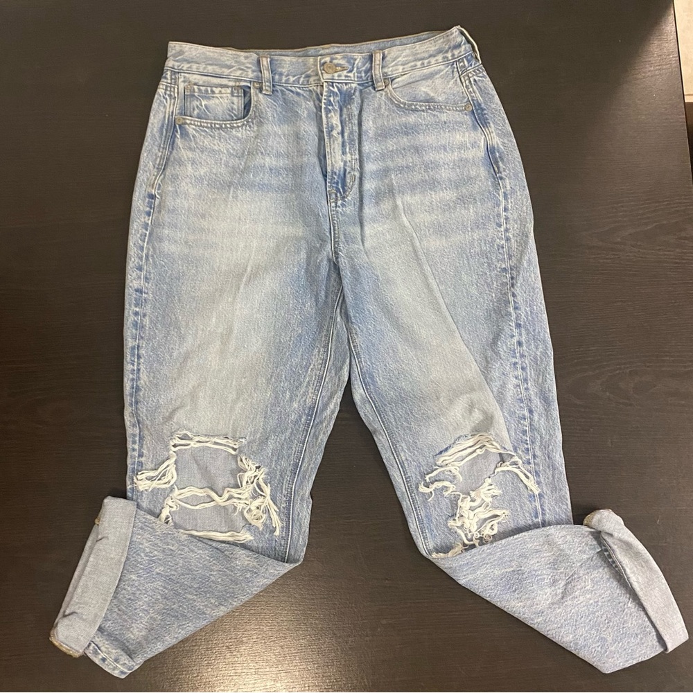 Womens American Eagle Mom Distressed Jean, size 10